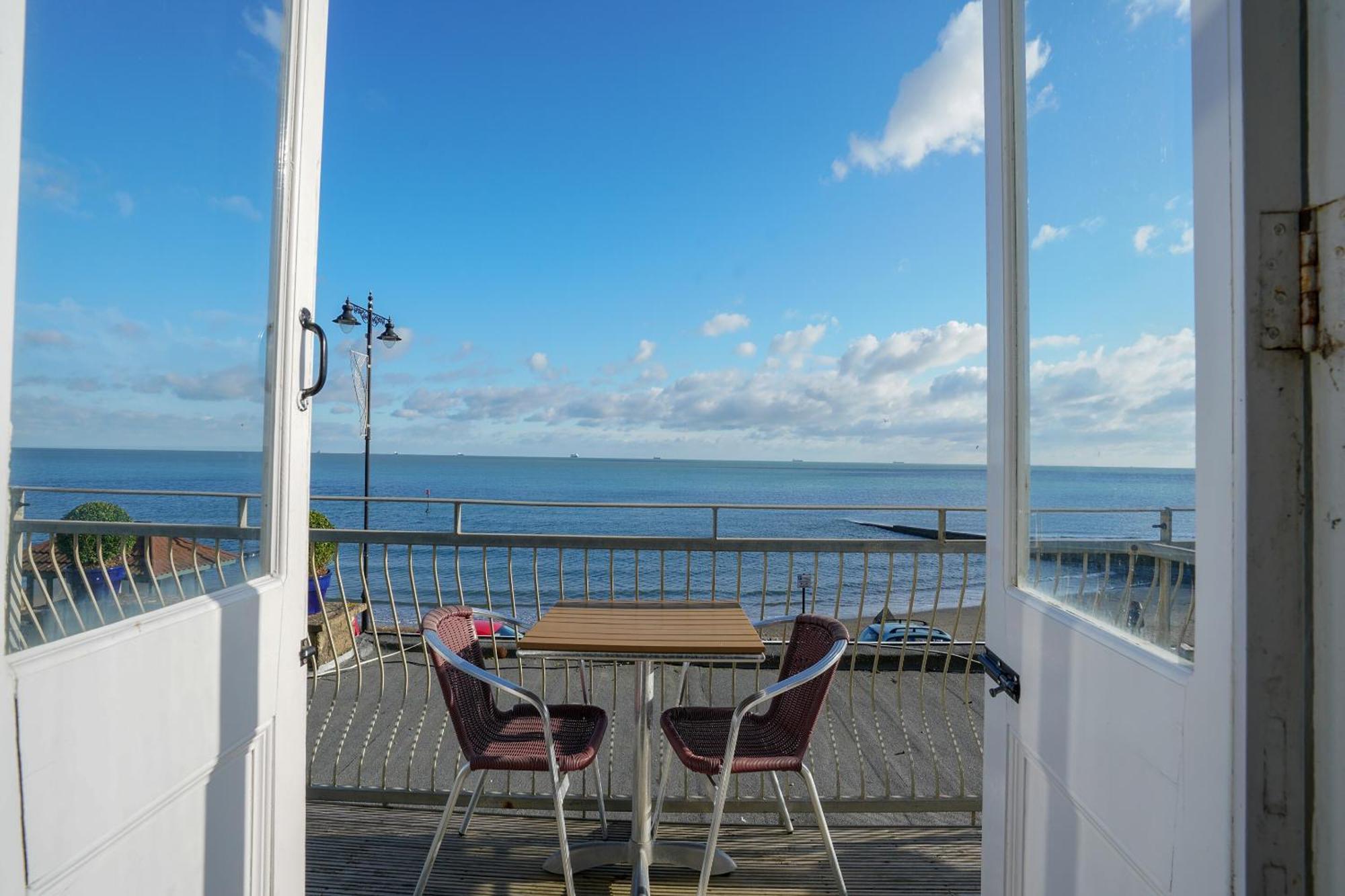 Oyo Shanklin Beach Hotel Dış mekan fotoğraf